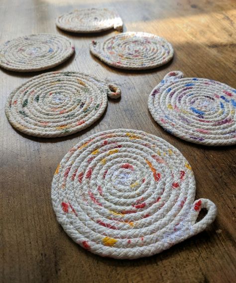 DIY coiled rope coasters | Tutorial – one and twenty buttonholes Diy Rope Hot Pad, How To Make Rope Trivets, Rope Trivet Diy, Rope Coasters Diy, Costers Diy, Rope Trivets, Rope Coil Basket, Rope Basket Tutorial, Coiled Fabric Bowl