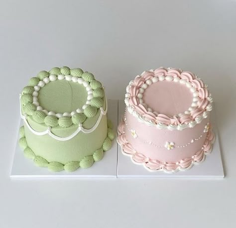 Simple Cake Design, Bolo Vintage, Vintage Birthday Cakes, Mini Torte, Tiny Cakes, Cake Cafe, Bento Cakes, Cakes Decorated, Vintage Cakes