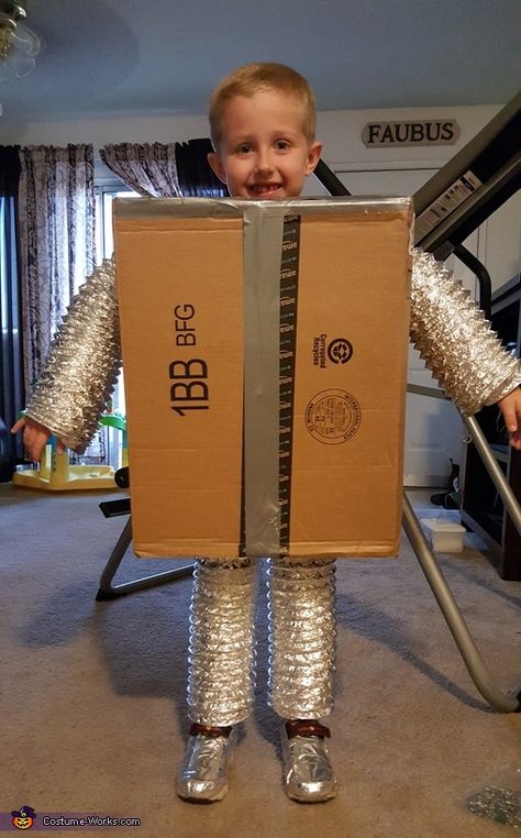 Kimberly: My son Brody is 5. He said for halloween he wanted to be a Robot. we were looking at robot costumes online and nothing stuck out to him. He wanted... Halloween Kostüm Baby, Carnaval Kids, Robot Halloween Costume, Robot Costume, Meme Costume, Robot Costumes, Boys Halloween Costumes, Robot Party, Homemade Halloween Costumes