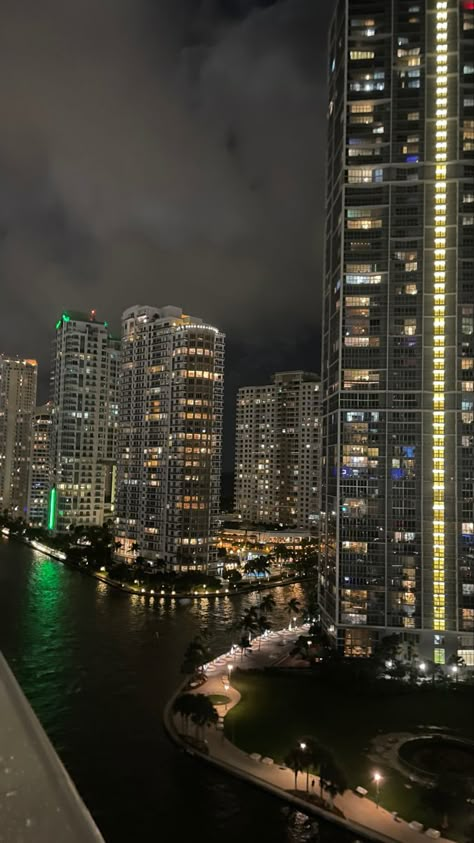 City Nightlife, City At Night, Brickell Miami Aesthetic, Miami Night Aesthetic, Quiet Photos, Miami Vibes, Miami At Night, Miami Aesthetic, Miami View