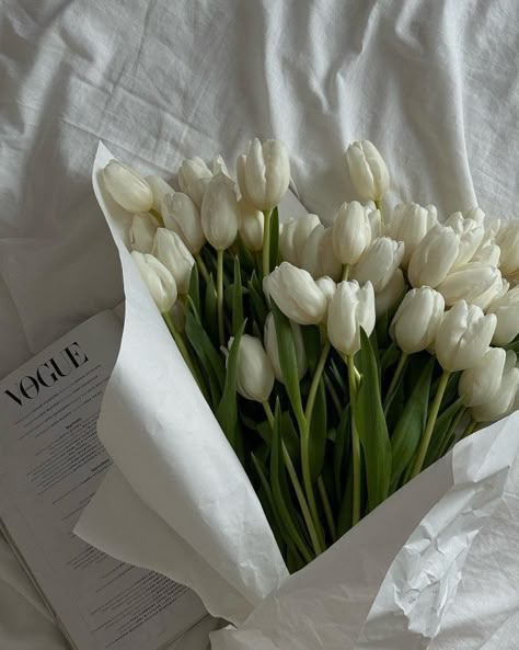 Vintage Flowers Wallpaper, Boquette Flowers, Simple Phone Wallpapers, Nothing But Flowers, Flower Therapy, White Tulips, Beautiful Bouquet Of Flowers, Tulips Flowers, Beautiful Bouquet