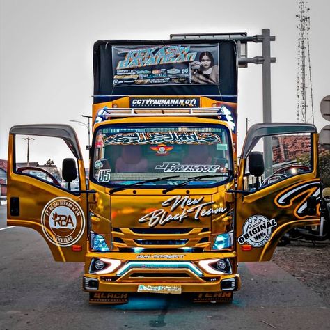 Truk Canter, Bus Mania, Truk Besar, Mobil Mustang, Wallpaper Layar Kunci, Wallpaper Estetika, Photo Frame Gallery, Muslimah Fashion Outfits, Truck Design