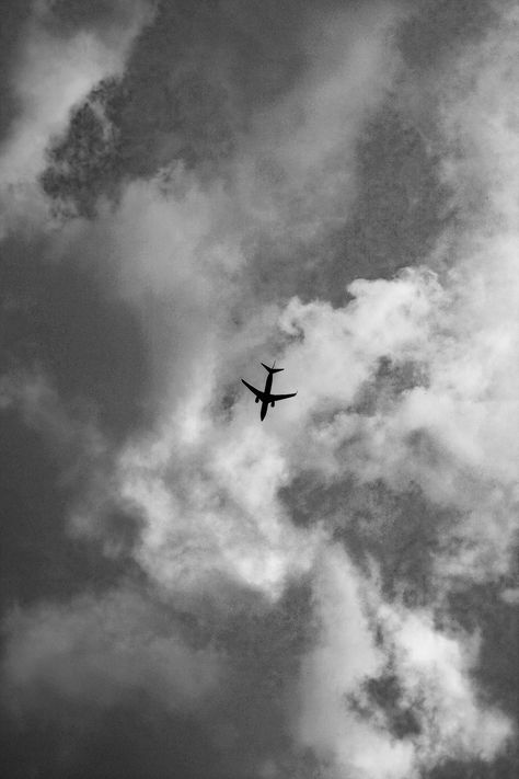 Free Airplane in gray overcast sky in daytime Stock Photo Black And White Images Aesthetic, Gray Sky Aesthetic, Grey Hour Aesthetic, Grey Color Aesthetic, Aeroplane Aesthetic Wallpaper, Gray Vibes Aesthetic, Cute Gray Wallpapers, Gray Vibe, Gray Widgets