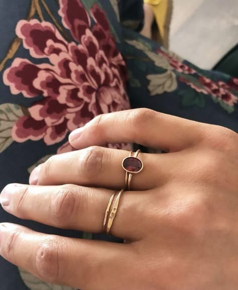 Golden Ring Aesthetic, Everyday Gold Ring Stack, Gold Rings Inspiration, Cabochon Engagement Ring, Gemstone Rings Aesthetic, Golden Rings Aesthetic, Vintage Rings Aesthetic, Caroline Hjerpe, Simple Vintage Rings