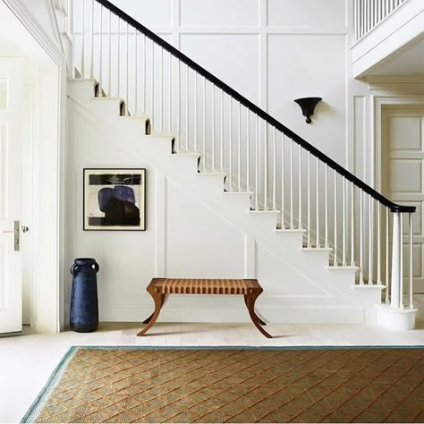 A mix of covetable decors and impressively grand exteriors.   [link url="https://www.instagram.com/alyssakapitointeriors/"]@alyssakapitointeriors[/link] تحت الدرج, White Staircase, Entry Stairs, Escalier Design, Stair Case, Staircase Railings, Foyer Decorating, Lan Can, Entry Hallway