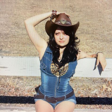 Cowgirl Y2k Aesthetic, Cowgirl Lana Del Rey, Y2k Western Aesthetic, Cowgirl Y2k Outfit, Trashy Americana Outfit, 2000s Cowgirl Outfits, Trashy Country Aesthetic, Y2k Cowgirl Aesthetic, Y2k Country Outfit