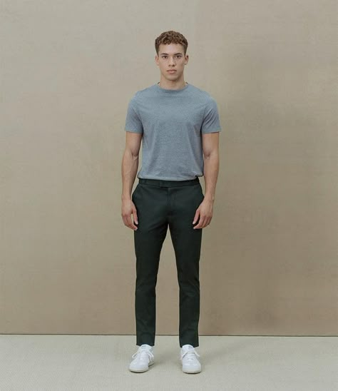 How To Wear Chinos Mens Black Chinos Outfits, Relaxed Fit Chinos Men, Black Chinos Men Outfits Casual, Chino Pants Men Outfits Street Styles, Men Chinos Outfit, Navy Chinos Men Outfits, Khaki Chinos Men Outfits, Black Chinos Men Outfits, Navy Chinos Men