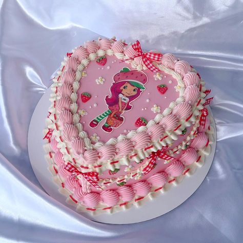 One of my faves from last Saturday! Finally got to do the trending bows I see all the time . Would love to do another strawberry short cake… | Instagram Strawberry Shortcake Theme Cake, Strawberry Shortcake Birthday Cake, Bolo Vintage, Shortcake Cake, Strawberry Shortcake Cartoon, Strawberry Shortcake Birthday, Strawberry Shortcake Cake, Vintage Birthday Cakes, Short Cake