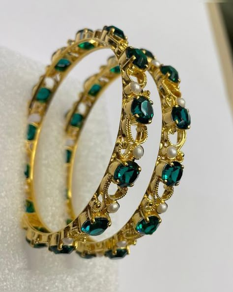 Green Stone Bangles Gold, Green Stone Bangles, Blue Bangles, Simple Gold Bangle, Diamond Earrings Indian, Gold Jewelry Design, Bridal Jewelry Sets Brides, Stone Bangles, Jewel Design