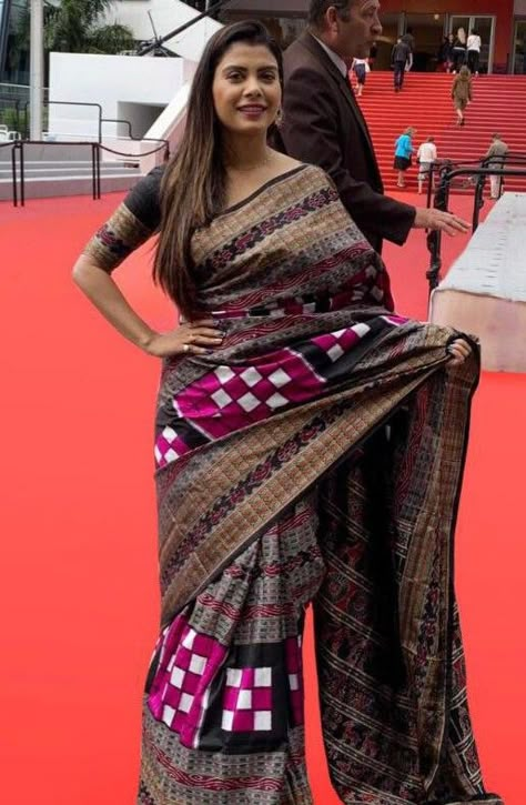 Sambalpuri Blouse Design, Sambalpuri Kurta Designs, Pata Saree, Bomkai Saree, Bride Groom Entry Ideas, Groom Entry Ideas, Bride Groom Entry, Groom Entry, Sambalpuri Saree