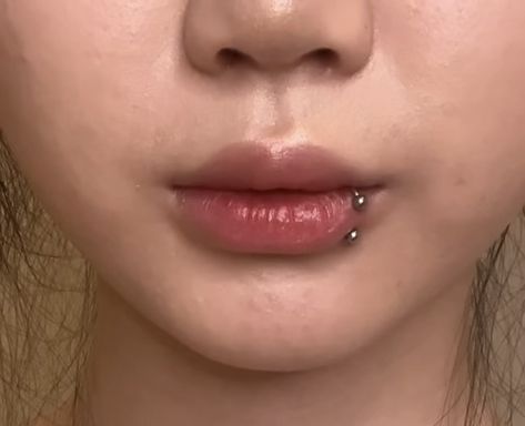 Side Piercing Ear, Lip Piercing Angel Bites, Labret Piercing Ring Side, Side Labret Lip Piercing, Lip Jewelry Piercing, Lower Labret Piercing, Single Snake Bite Piercing, Spike Bridge Piercing, Piercing On Lip