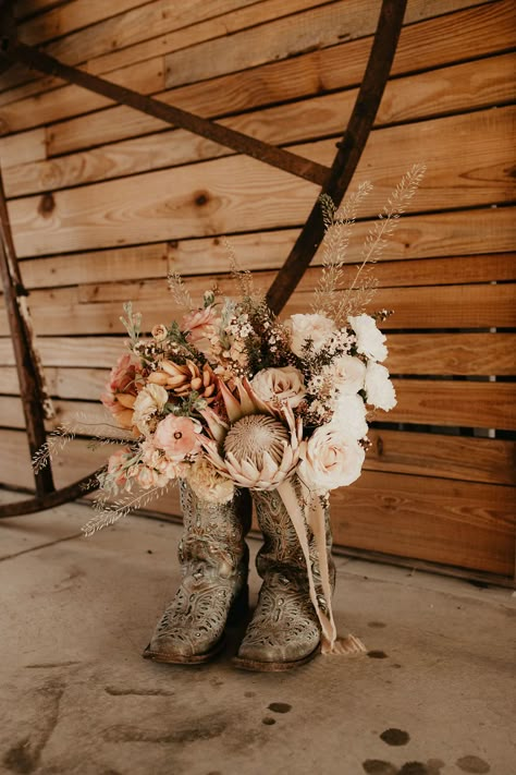 Boho Western Wedding, Western Centerpieces, Western Bridal Showers, Western Wedding Decorations, Made With Love Bridal, Country Western Wedding, Western Themed Wedding, Country Barn Weddings, Western Theme Party