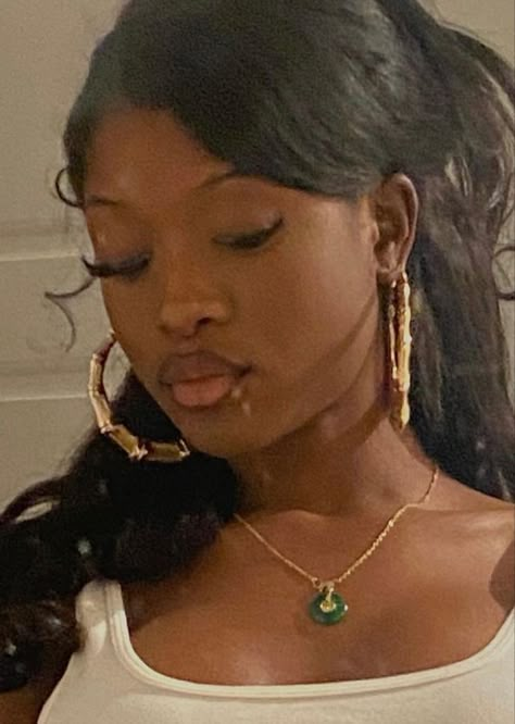 Big Hoop Earrings Aesthetic, Gold Jewelry Black Women, Jewelry Black Women, Chunky Hoops Earrings, Chunky Silver Hoop Earrings, Outfit Latina, Hoop Earrings Aesthetic, Maquillage Yeux Cut Crease, Latina Jewelry