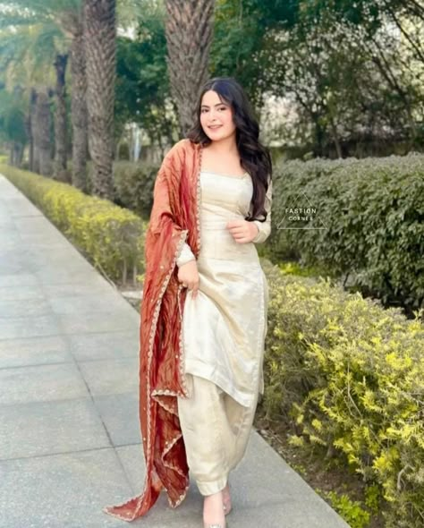 Party Wear For Short Women, Desi Salwar Kameez Simple, White Patiala Suit Designs, Suit Traditional Women, Indian Women Suit Design, India Suit Women, White Salwar Suit Patiala, Indian Suit Ideas Women, White Suits Designs For Women