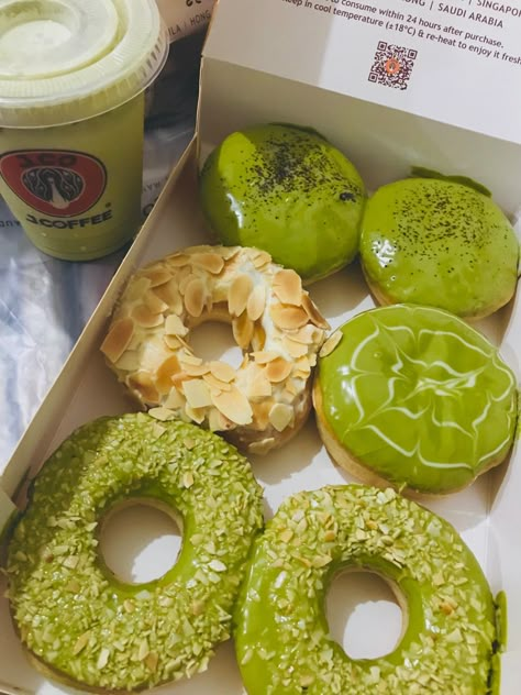 Matcha Lover, Baked Doughnuts, Matcha Recipe, Makanan Diet, Food Babe, Greens Recipe, Food Snapchat, Frappe, Food Obsession