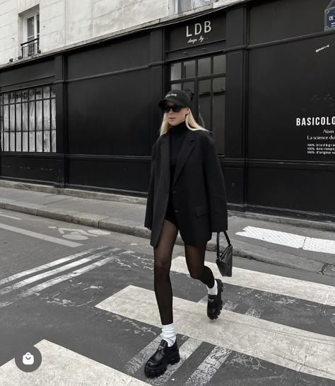 Winter Mode Outfits, Loafers Outfit, Blazer Outfits For Women, Neue Outfits, Paris Outfits, Ootd Inspo, Black Loafers, White Socks, Autumn Outfits