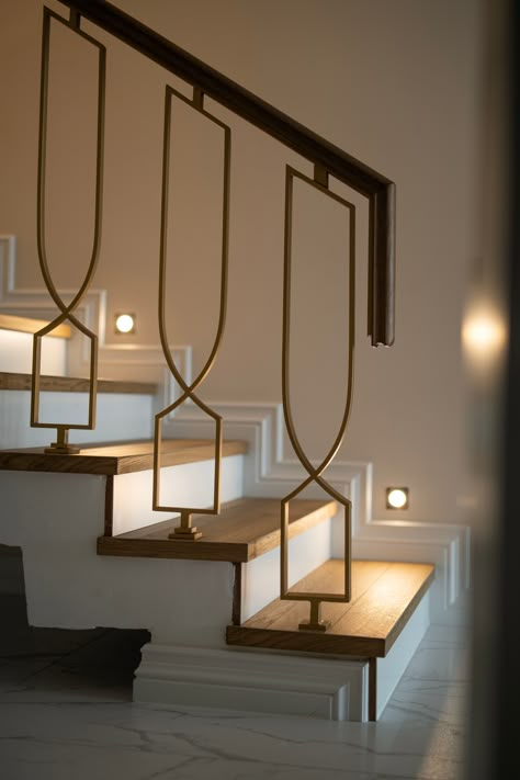 Interior Staircase Railing, Staircase Design Railing, Staircase Railing Design Modern, Stairs Steel Railing Design, Staircase Ideas Modern, Modern Staircase Lighting, Steel Staircase Design, Modern Stair Railing Ideas, Staircase Railing Ideas