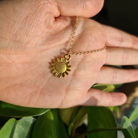 Cute gold sunflower necklace. Perfect as a gift! Flower Necklace Gold, Sunflower Necklace, Necklace Flower, Dainty Chain, Gold Necklaces, Flower Necklace, Charm Necklaces, Necklace Gold, Charm Necklace