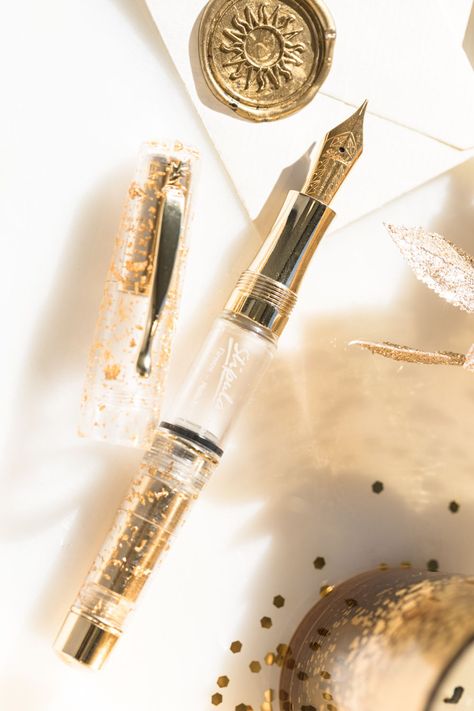 Fountain Pen Aesthetic, Pen Aesthetic, Dog Pens, Pen Ideas, Gold Touch, Pretty Stationery, Fancy Pens, Dog Pen, Pretty Pens