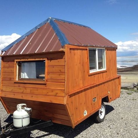 If you’ve been looking for a tiny home you can take with you, travel with, and go on adventures with. Then you might want to consider a micro cabin like this one. It still has that cabin look… Tent Trailer Conversion, Camper Roof Ideas, Tiny Camper Interior, Pop Up Camper Conversion, Diy Pop Up Camper, Roof Idea, Cabin On Wheels, Tent Trailers, Micro Cabin