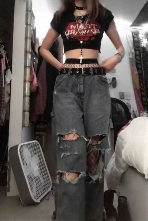 Cute Girly Grunge Outfits, Lay Back Outfits, Grunge Minimalist Aesthetic, Grunge Gothic Aesthetic, Tumblr Soft Grunge Outfits, Emo Grunge Aesthetic Outfits, Dark Grunge Fashion, Cool Alternative Outfits, Fall Clothes Grunge