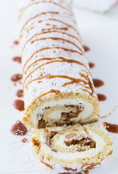 This Apple Pie Cake Roll recipe is just wonderful with a vanilla cake recipe, filled with whipped mascarpone filling and apple pie filling | #cakeroll 15 Cake, Whipped Mascarpone, Mascarpone Filling, Apple Pie Cake, Cake Roll Recipes, Apple Pie Filling, Roll Recipes, Vanilla Cake Recipe, Roll Recipe