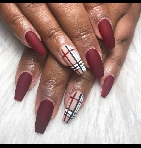 Maroon Burberry Nails, Burnt Orange Plaid Nails, September Nails Designs Coffin, Autumn Berry Nails, Burberry Print Nails, Burgundy Nails With Accent Nail, November Nails Ideas Coffin, Plaid Nail Art Christmas, Garnet Nails Acrylic