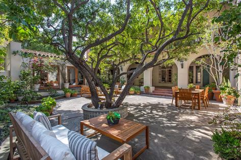 Spanish Courtyard, Hacienda Homes, Hacienda Style Homes, Mediterranean Style Homes, Courtyard Design, Mediterranean Home Decor, Casas Coloniales, Spanish Style Home, Mediterranean Decor