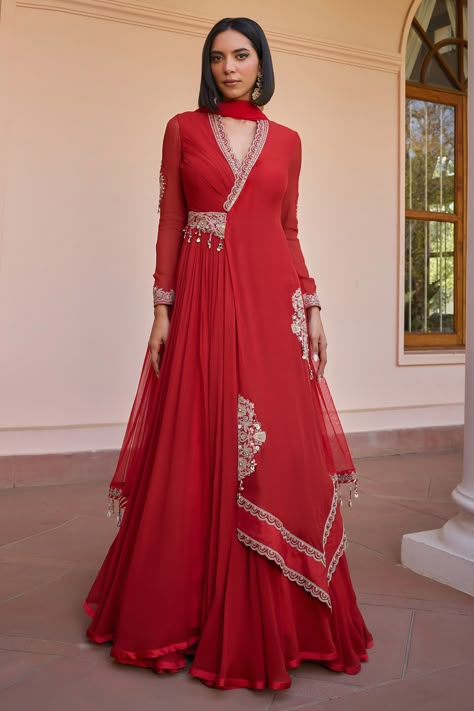 Shop for these amazing collections of Red Anarkali Georgette Embroidery Tilla Scallop Gulnar With Dupatta For Women by Isha Gupta Tayal online at Aza Fashions. Dupatta Designs For Lehenga, Georgette Gown, Gown From Saree Ideas, Sabyasachi Anarkali Gowns, Gowns Indian, Dresses For Indian Wedding, Red Dress Outfit Indian, Georgette Shirts For Women, Bridal Trousseau Outfits