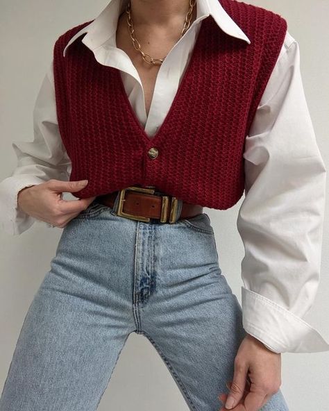 Red Vest Outfit, Red And White Outfits, Sweater Vest Outfit, Cozy Fall Outfits, Red Vest, Woven Sweater, Dresses Elegant, Vest Outfits, Moda Vintage