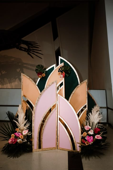 Wedding Arch Tropical, Art Deco Centerpiece, Art Deco Wedding Theme, Vine Decoration, Tropical Art Deco, Creative Backdrops, Art Deco Theme, Event Backdrop, Backdrop Design