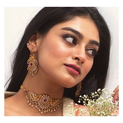 Small Choker Necklace Indian Gold, Gold Choker Necklace Indian, Indian Brides Jewelry, Gold Jewellery India, Ruby Jewelry Necklaces, Indian Choker Necklace, Gold Temple Jewellery, Choker Necklace Designs, Antique Gold Jewelry Indian