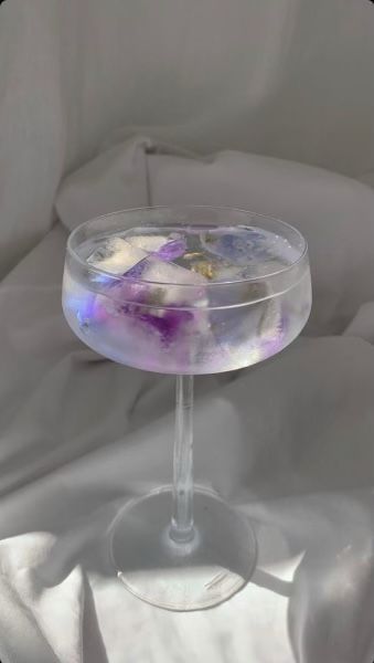 Flower Cocktails, Us Aesthetic, Pink Cafe, Water Reminder, Pretty Cocktails, Perfect Leggings, Green Interiors, Wine And Dine, Beige Aesthetic