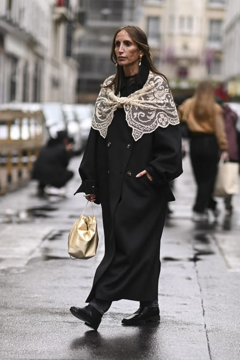 Fashion Outfits 2024, Fashion Week Street Style 2024, Blazer Layering, Winter Outfit Street Style, Styling Moodboard, Full Black Outfit, Pfw Street Style, Winter Trends, Mode Inspo