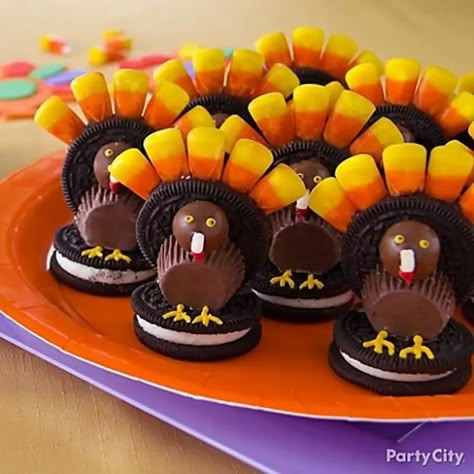 Thanksgiving Confection Candy Turkey Crafts, Turkeys Made Out Of Candy, Candy Turkeys For Kids, Turkey Candy Crafts, Thanksgiving Vegetable Tray, Thanksgiving Treat Ideas, Thanksgiving Candy Crafts, Thanksgiving Treats For Kids, Edible Kids Crafts