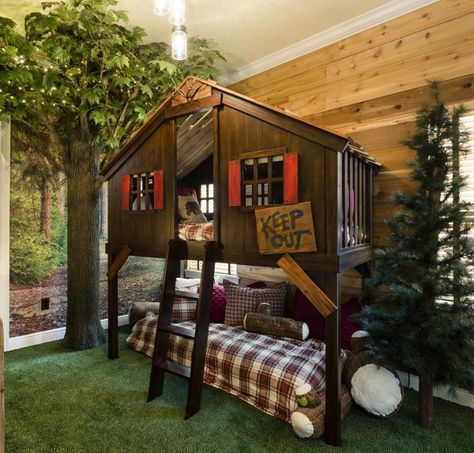 This vacation home rental in Orlando has fun theme rooms that kids will love, including this one with a tree house bunk bed. Tree House Bunk Bed, Tree House Bed, House Bunk Bed, Cool Bunk Beds, Bunk Beds With Stairs, Bunk Bed Designs, Orlando Vacation, Dekorasi Kamar Tidur, Kids Bunk Beds