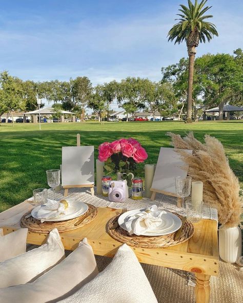 Popup picnic in Los Angeles Paint And Picnic, Romantic Anniversary Ideas, Family Picnic Food, Anniversary Picnic, Romantic Beach Picnic, Bride To Be Decorations, Picnic Invitations, Romantic Date Night Ideas, Picnic Theme