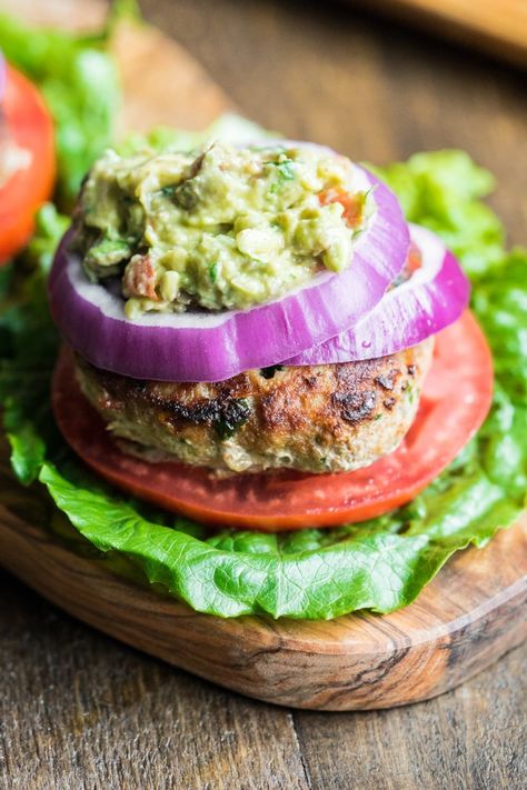 Paleo Turkey Burgers, Homemade Turkey Burgers, Ground Turkey Burgers, Burger Sauces Recipe, Paleo Turkey, Best Turkey Burgers, Turkey Burger Recipe, Avocado Burger, Grilled Turkey Burgers