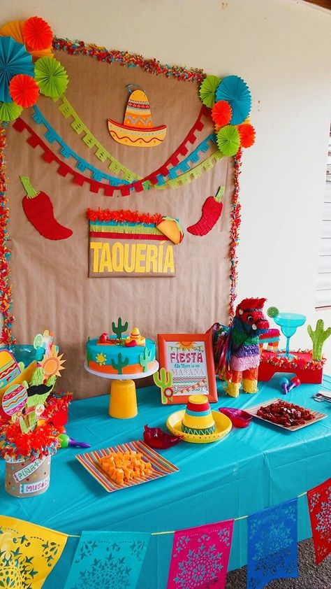 Decoration Mexican Party, Easy Fiesta Decorations, Ideas For Mexican Theme Party, Taco Bout Birthday Party, Mexico Decorations Party, Mexican Birthday Decor, Dos Birthday Party Fiesta, Mexico Party Ideas, Mexican Diy Decorations