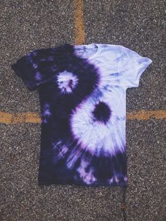 T Shirt Makeover, Ty Dye, Diy Tie Dye Designs, Shirt Makeover, Tie Dye Patterns Diy, Tie Dye Ideas, Hantverk Diy, Diy Tie Dye Shirts, Hippie Party