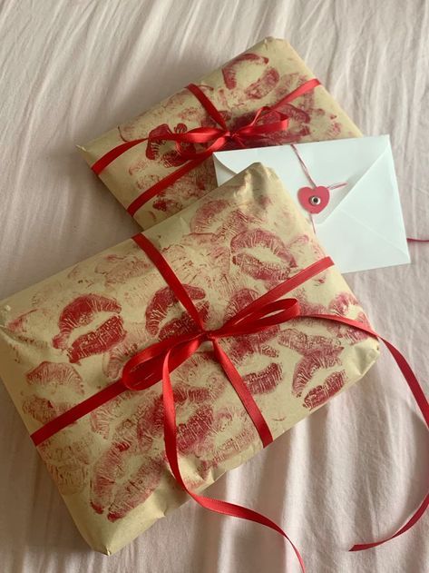 Diy Gift Boyfriend, Aesthetic Lipstick, Wrapping Paper Ideas, Creative Aesthetic, Bf Gifts, Cute Couple Gifts, Creative Gifts For Boyfriend, Diy Gifts For Him