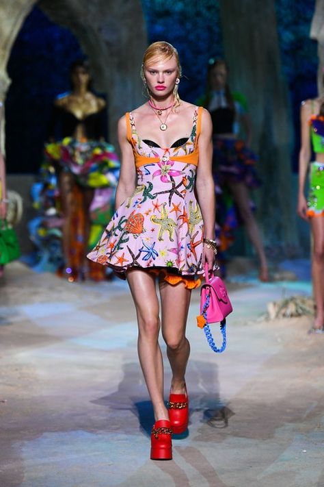 Versace Spring 2021 Ready-to-Wear Collection | Vogue Versace Spring 2021, Versace Dresses, Versace Runway, 2021 Fashion Trends, Versace Spring, Versace Fashion, Donatella Versace, 2021 Fashion, Winter Mode