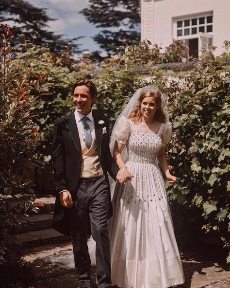 New photos from Princess Beatrice and Edoardo Mapelli Mozzi sswedding Princess Beatrice Wedding, Norman Hartnell, Private Wedding, Royal Wedding Dress, Elisabeth Ii, Royal Brides, Sarah Ferguson, Princess Beatrice, Duchess Of York