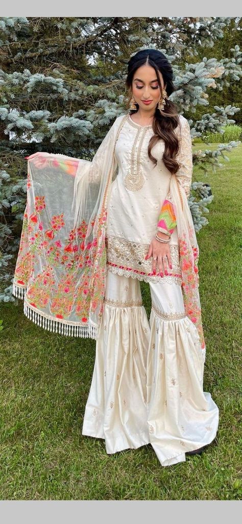 Baraat Outfit, South Asian Dresses, Suits For Eid, Eid Poses, Garara Dress, Fancy Suits, Gharara Designs, Wedding Fits, Eid Festival