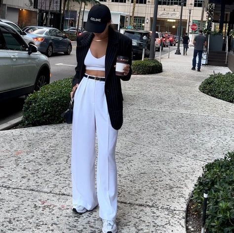 Wide Leg Elegant Outfit, Tailored Pants With Sneakers, White Pantalon Outfit, Palazzo Pants With Sneakers, How To Style Palazzo Pants, White Pants Aesthetic, White Palazzo Pants Outfit, White Pants Outfit Casual, Wide Leg White Pants Outfit