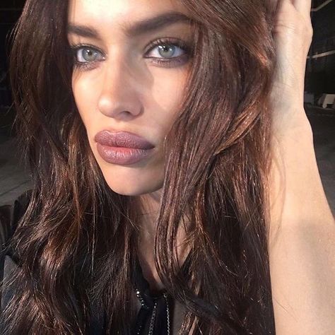 Irina Shayk Style, Camila Morrone, Romee Strijd, Top Models, Black Eyeliner, Irina Shayk, Mode Vintage, Maquillaje De Ojos, Brown Hair