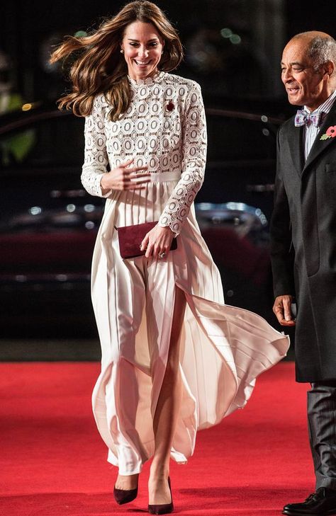 Dutchess Kate, Kate Middleton Skirt, Kate Middleton Legs, Kate Middleton Family, Style Kate Middleton, Duchesse Kate, Düşes Kate, Prince William Et Kate, Royal Family Fashion