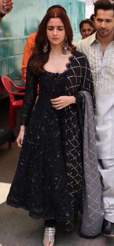 Black Indian Outfit, Anarkali Dress Party Wear, Black Anarkali Dress, Frock Suit, Black Anarkali, Bollywood Designer Sarees, Sharara Designs, Black Frock, Alia Bhatt Photoshoot