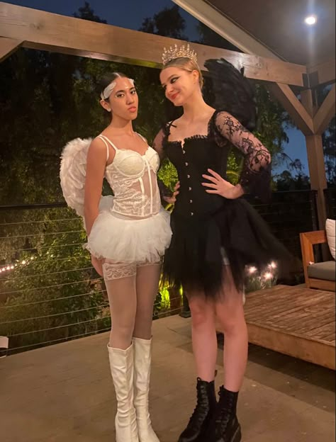 halloween, hot, black and white swans, bestie costumes, best friend costumes. Iconic Celebrity Duos, White Swan Outfit, Black And White Swan Costume, Jessie Murph Concert, Black Angel Halloween Costume, Cute Duo Costumes, Costume Duos, Black Swan Costume Halloween, White And Black Swan