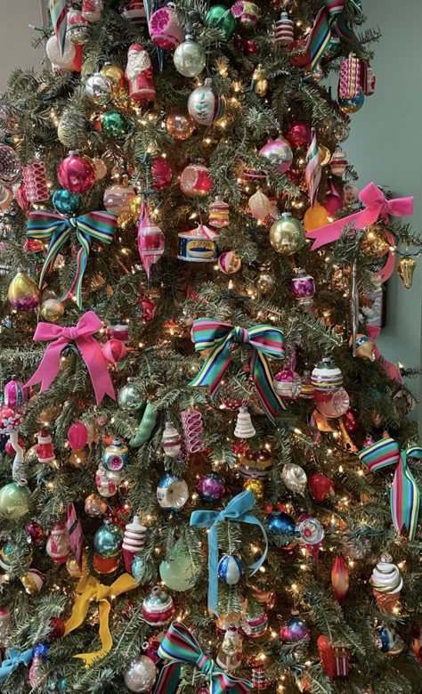 Christmas Tree Inspo, Kitsch Christmas, Merry Bright Christmas, Christmas Decor Inspiration, Christmas Interiors, Christmas Tree Inspiration, Christmas Feeling, Christmas Inspo, Colorful Christmas Tree